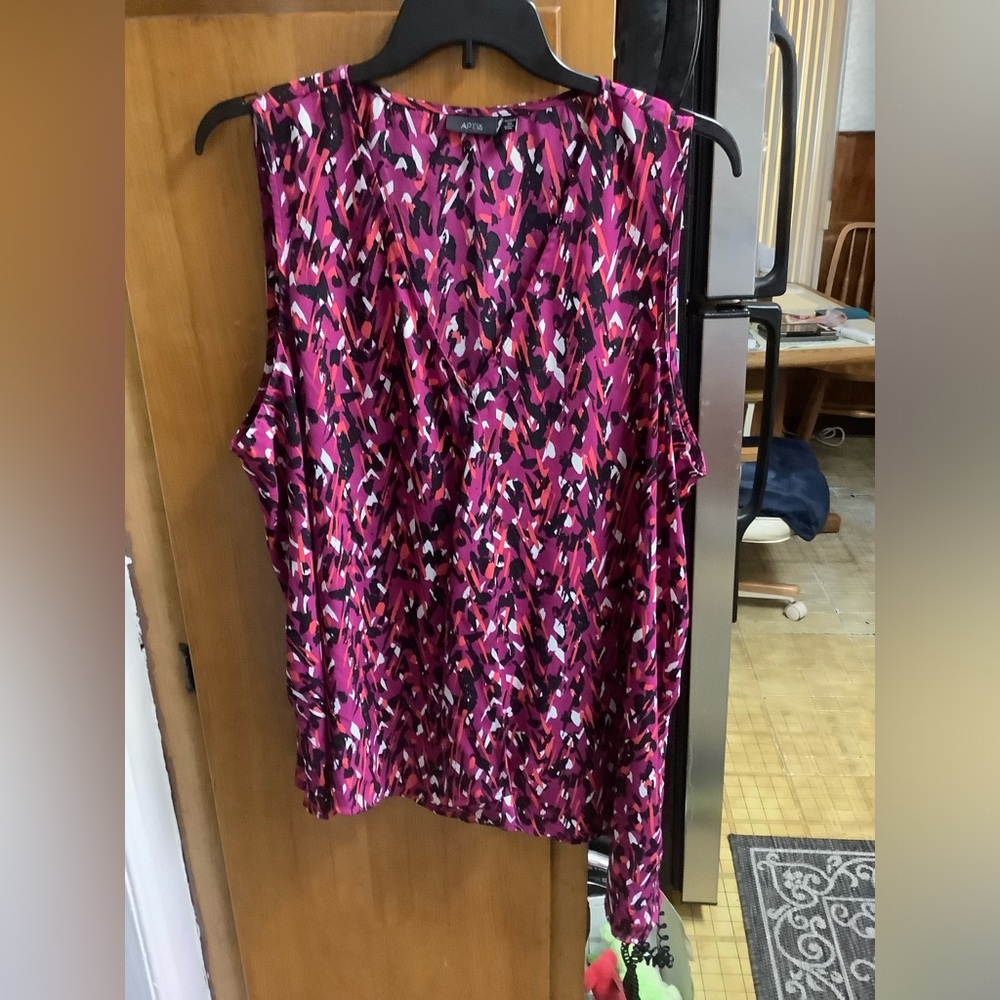 New without tags, Apt.9 3X Shark bite Multi color Pink Black, White Abstract Top